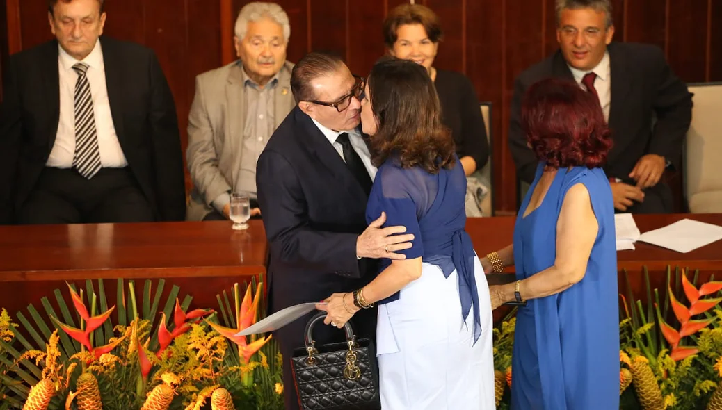 O escritor Valdeci Cavalcante e sua esposa