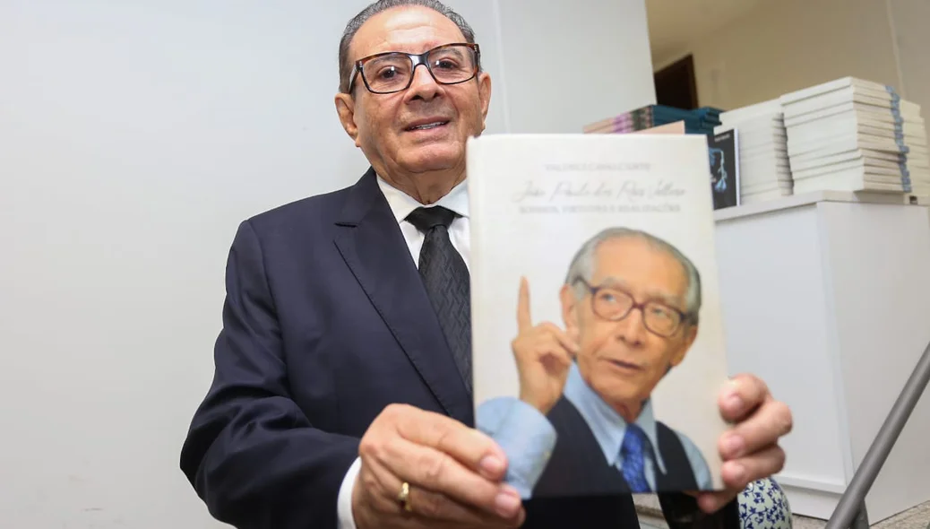 Um dos livros que Valdeci escreveu 