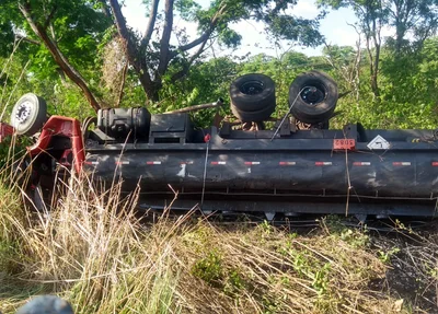 Veículo tombou fora da pista