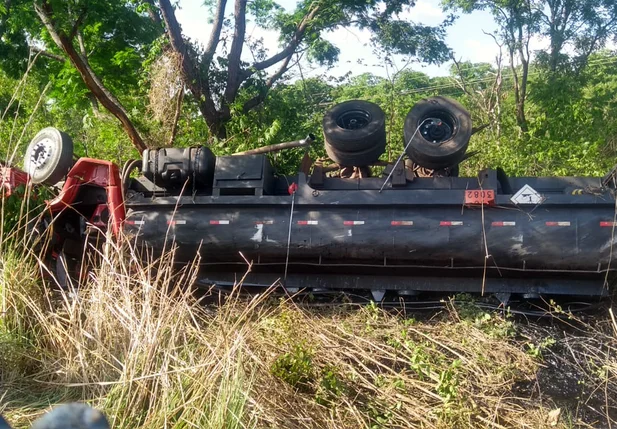 Veículo tombou fora da pista