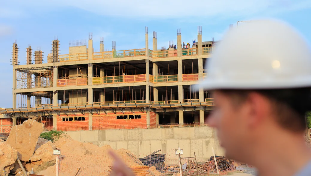 Engenheiro mostrando a obra 