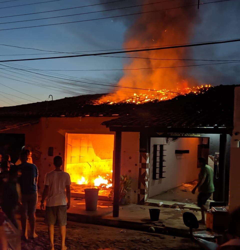 Incêndio atinge loja de roupa em Sigefredo Pacheco