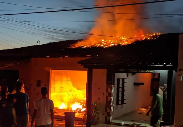 Incêndio atinge loja de roupa em Sigefredo Pacheco