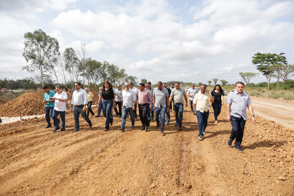 Prefeito Firmino Filho visitando obra em Teresina