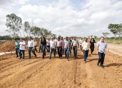 Prefeito Firmino Filho visitando obra em Teresina
