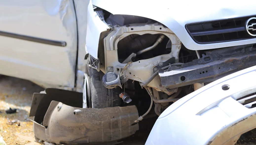 Carro parcialmente destruído