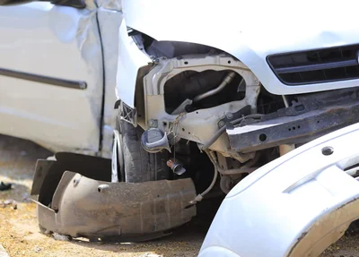 Carro parcialmente destruído
