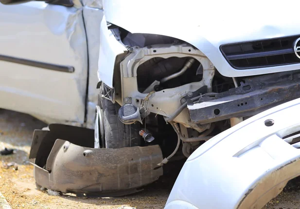 Carro parcialmente destruído