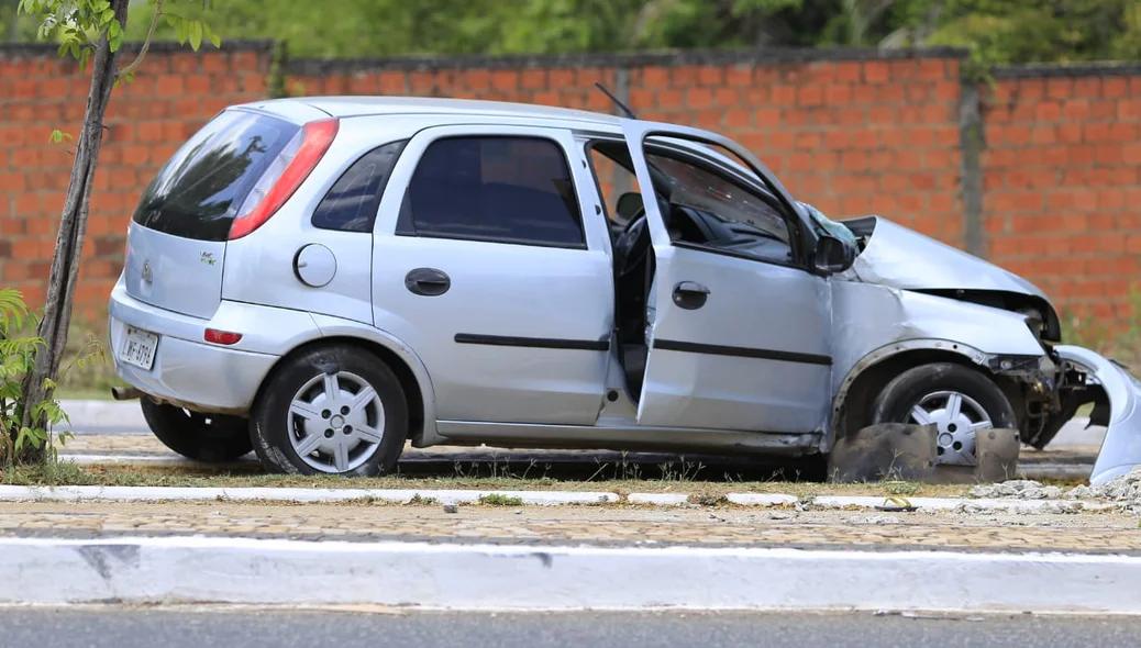 Corsa bate em poste na avenida Presidente Kennedy