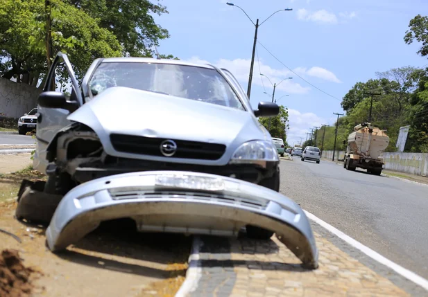 Grave acidente deixa motorista ferido na Presidente Kennedy