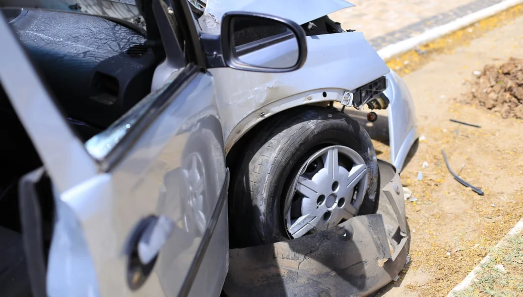 Parte do carro destruído