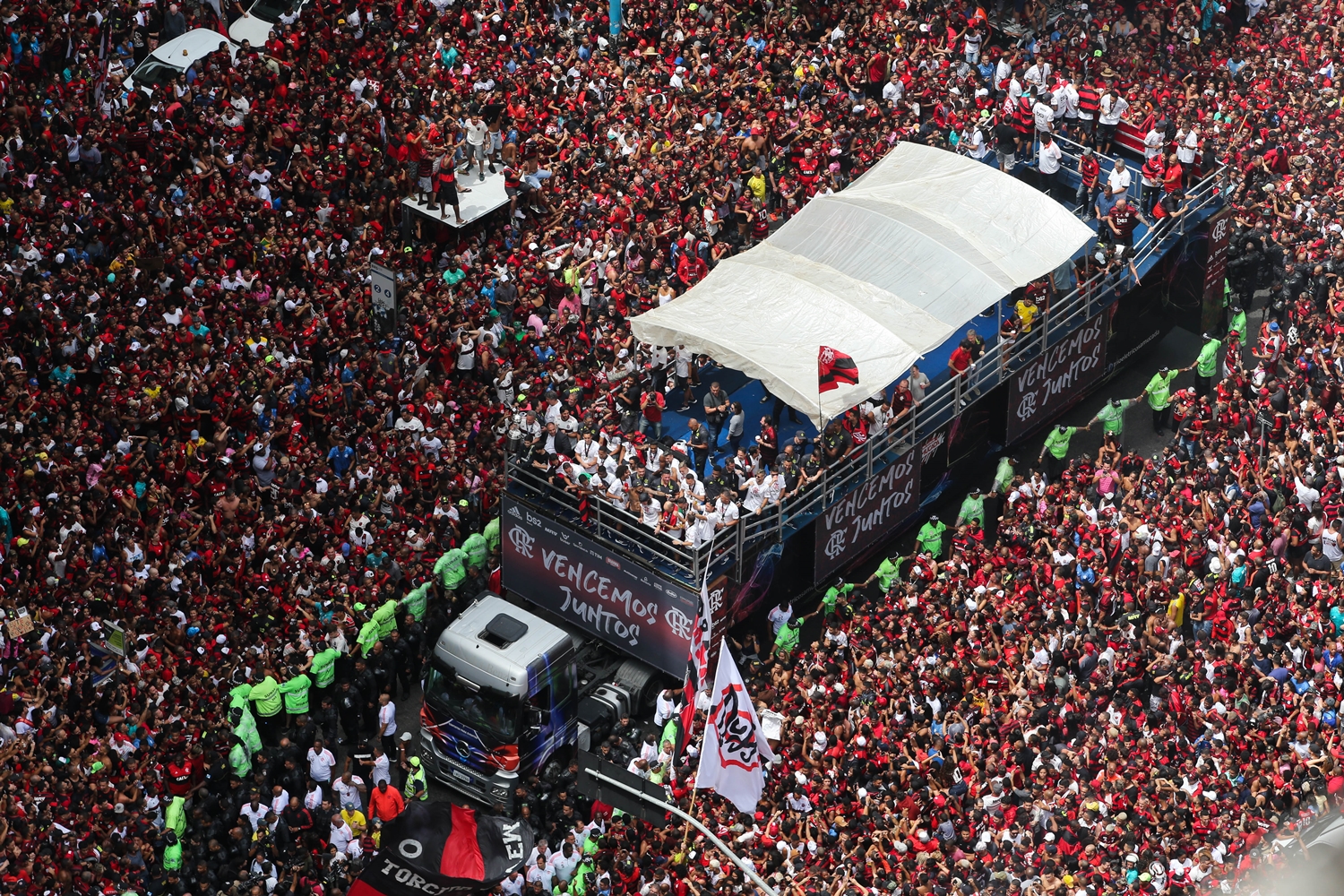 Torcida do Flamengo toma conta do Rio após título da Libertadores GP1