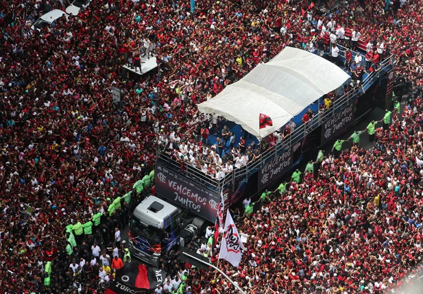 Jogadores do Flamengo comemoram com a torcida o título da Copa Libertadores 2019, na Candelária