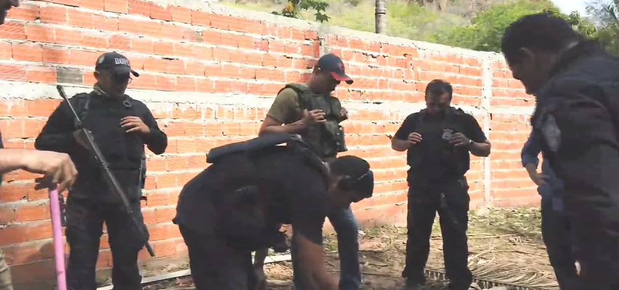 Agentes realizando procedimentos de busca em um dos sítios