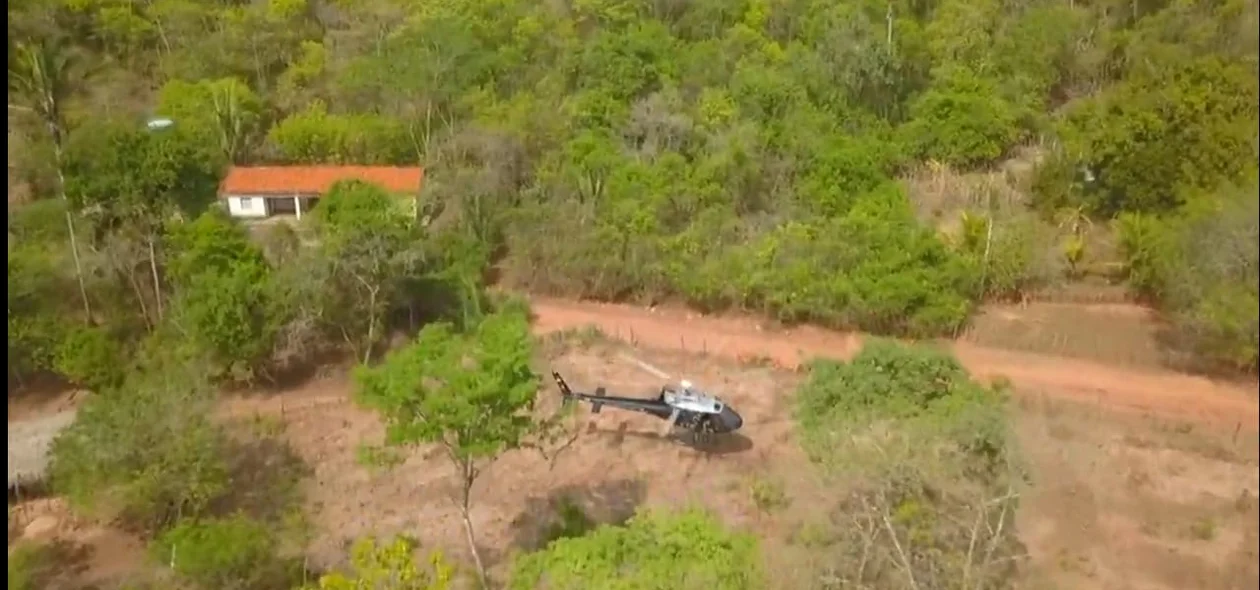 Helicóptero do Centro Tático Aéreo pousando em um dos sítios