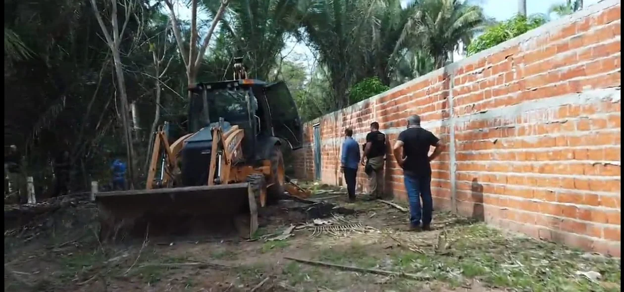 Máquina utilizada para auxiliar na operação