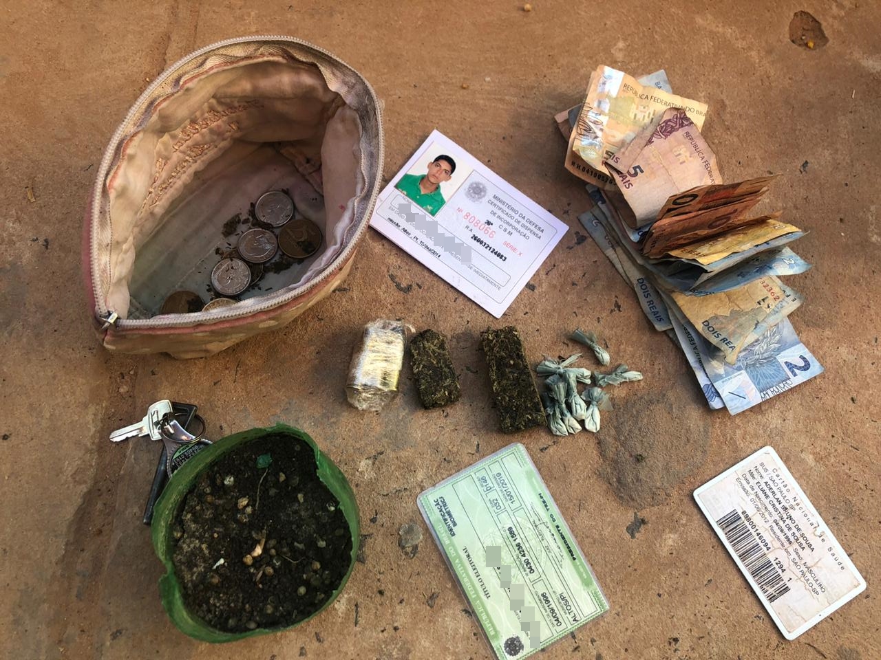 Material encontrado na residência