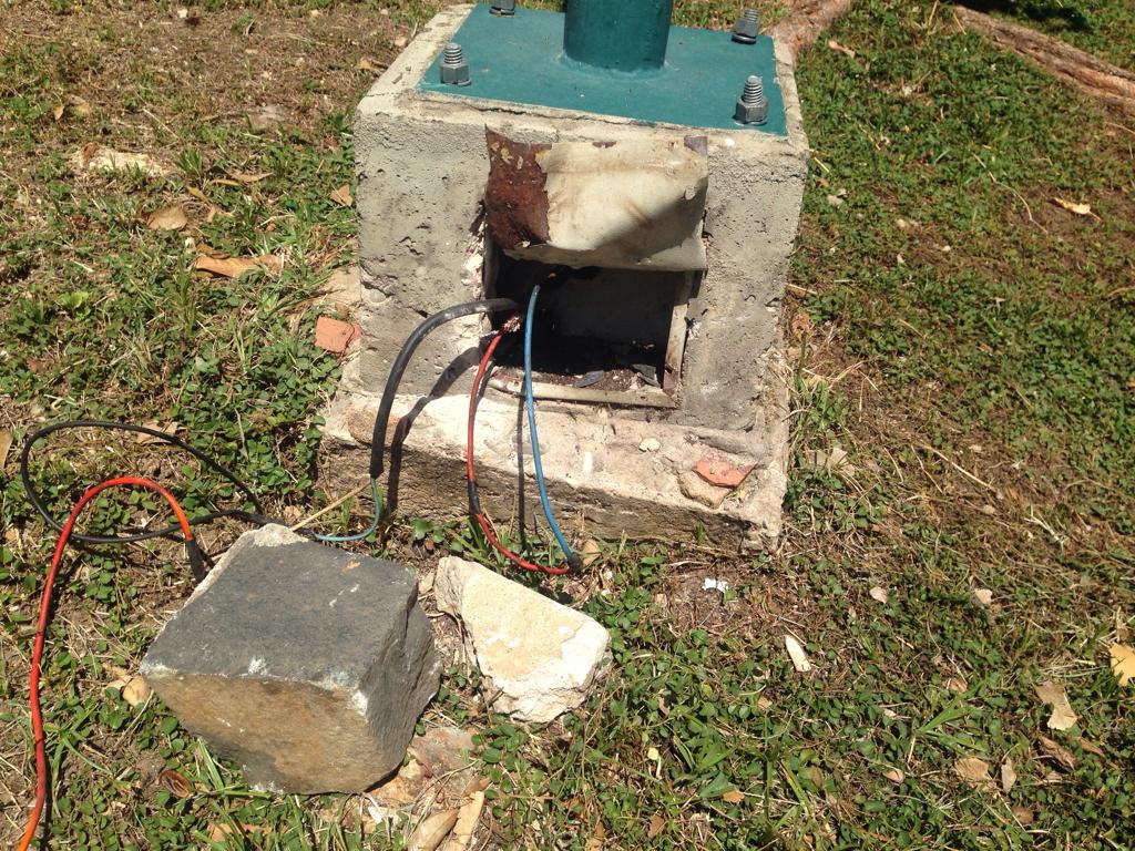 Parte do material retirado do poste da praça Da Costa e Silva
