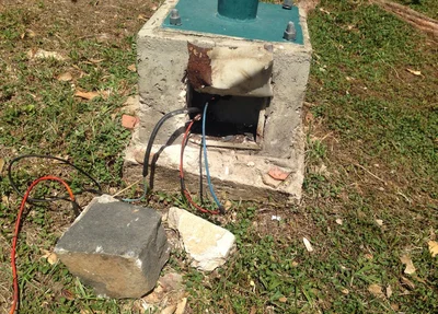 Parte do material retirado do poste da praça Da Costa e Silva