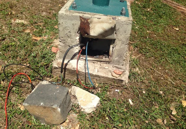 Parte do material retirado do poste da praça Da Costa e Silva