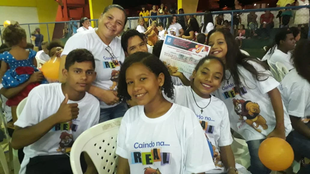 Professora Sônia Costa e os alunos da E M Morada do Sol 