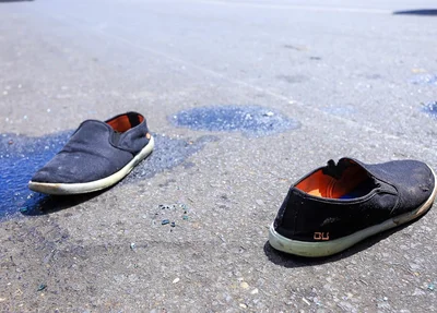 Sapatos da vítima do acidente 