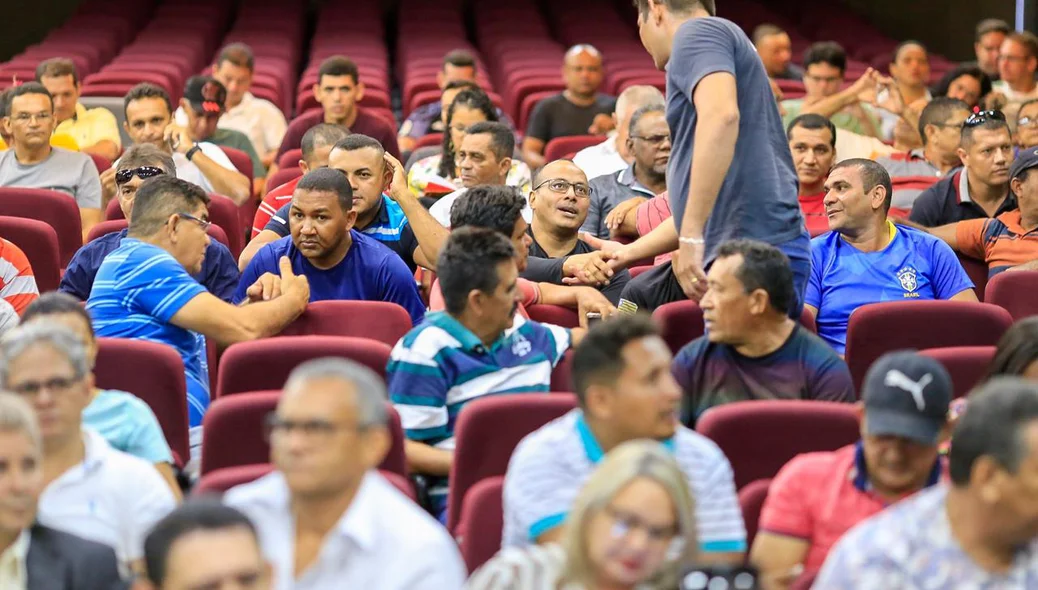 Trabalhadores de várias cidades compareceram ao auditório da OAB-PI
