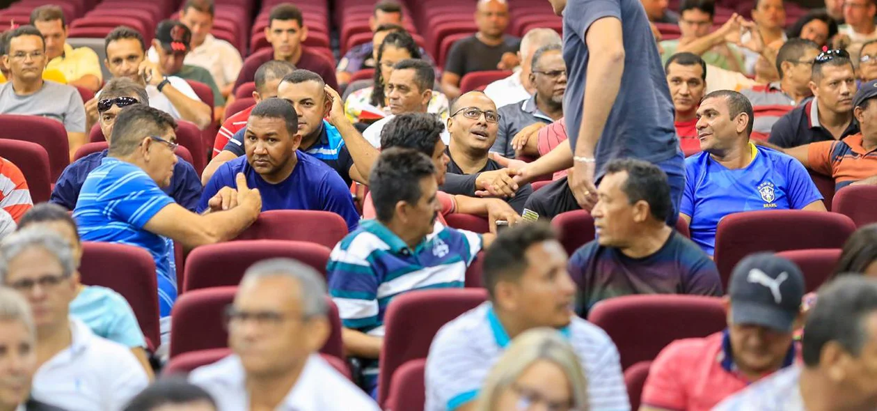 Trabalhadores de várias cidades compareceram ao auditório da OAB-PI