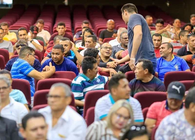 Trabalhadores de várias cidades compareceram ao auditório da OAB-PI