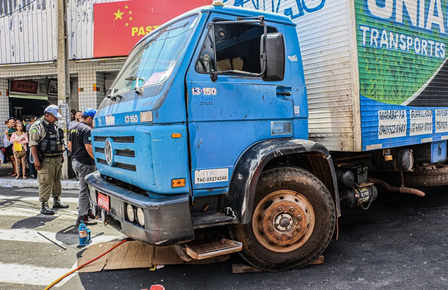 A vítima foi atropelada por um caminhão