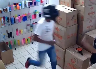 Câmera flagra ação de criminosos em distribuidora no bairro São Pedro