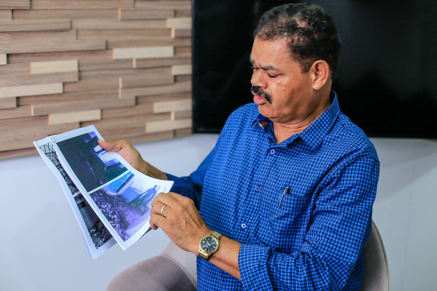 Ex-prefeito Zé Medeiros mostrando fotos 