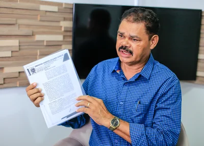 Ex-prefeito Zé Medeiros segurando o documento 