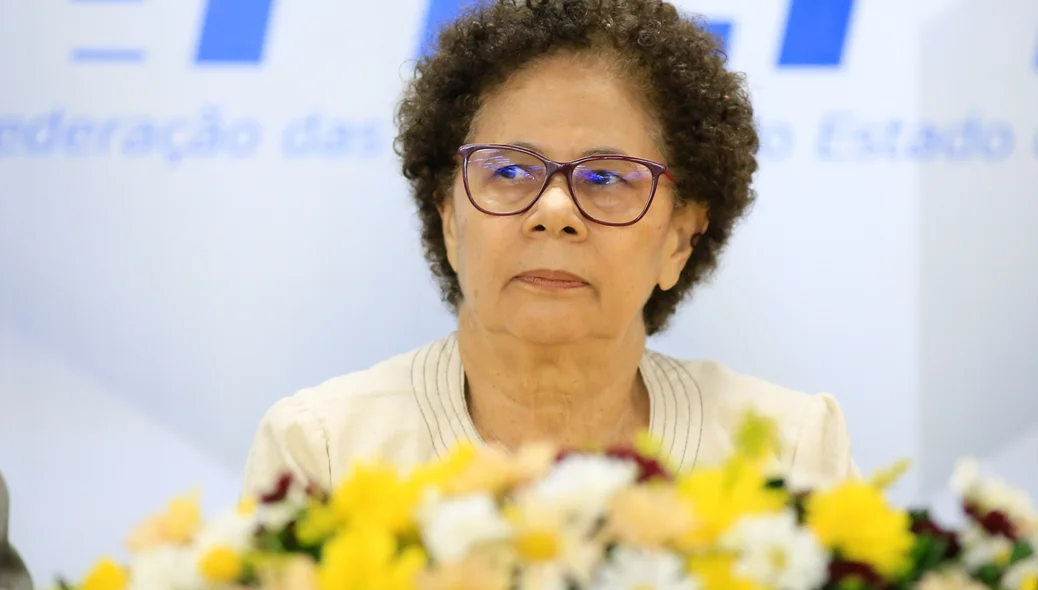 Governadora em exercício Regina Sousa