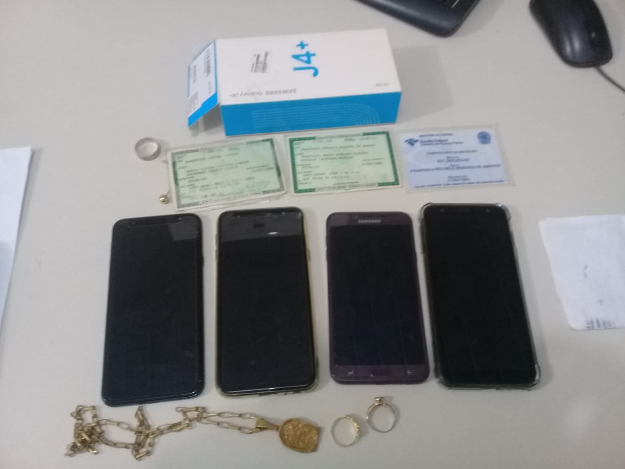 Objetos encontrados com os suspeitos