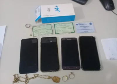 Objetos encontrados com os suspeitos