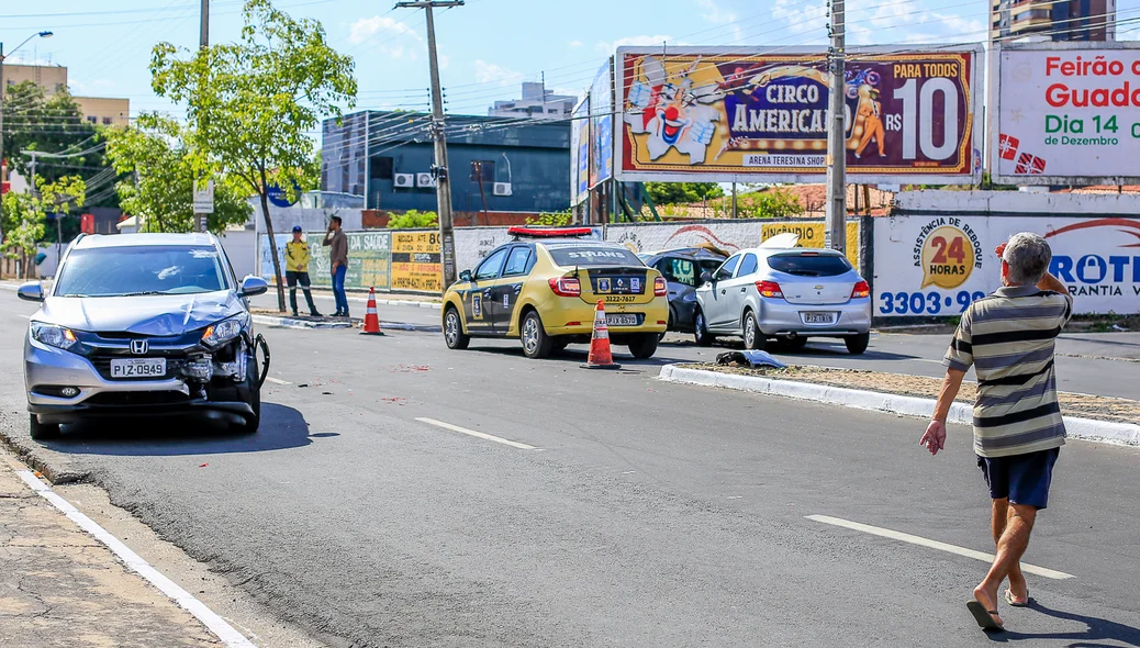 3 carros envolvidos em acidente 