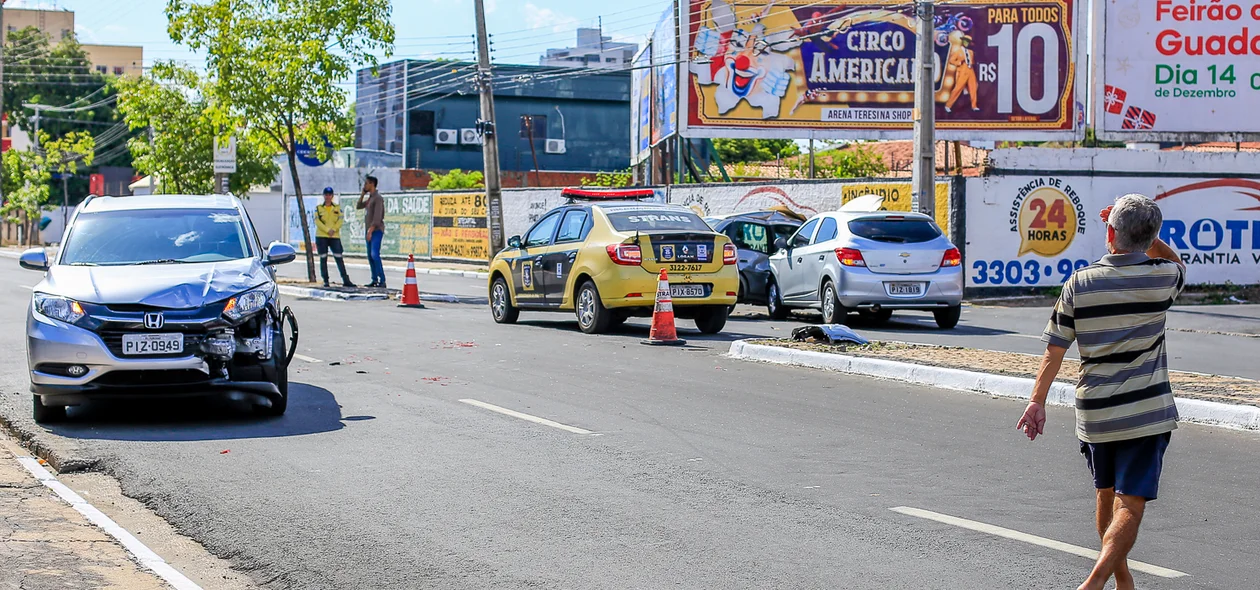 3 carros envolvidos em acidente 