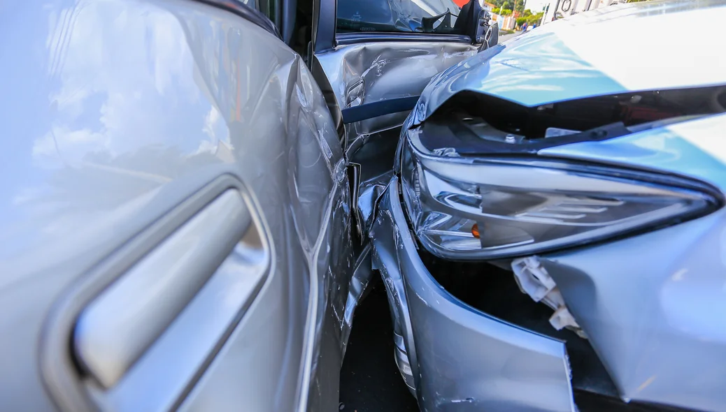 Carros ficaram destruídos 