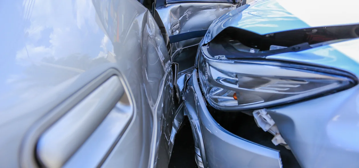 Carros ficaram destruídos 