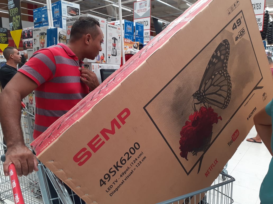 Davi Filho aproveitou a Black Friday para comprar uma televisão