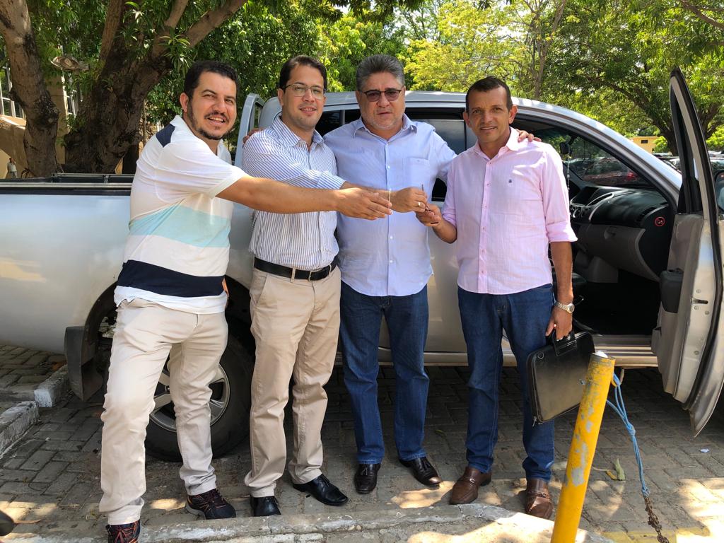 João Mádison entregas as chaves para o prefeito Batista