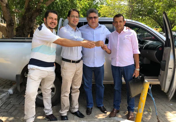 João Mádison entregas as chaves para o prefeito Batista