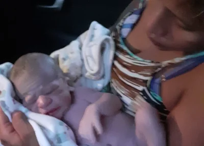 Mulher dá a luz dentro de carro de aplicativo 