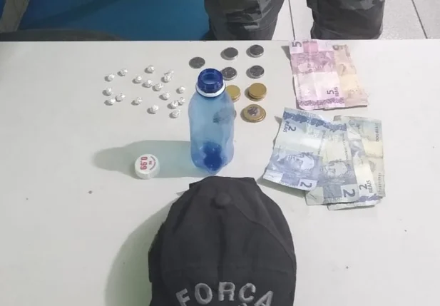 Droga e dinheiro encontrados com o suspeito