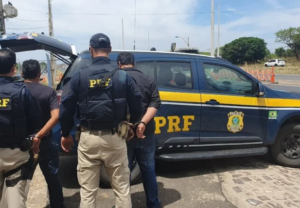 Dois homens são presos em Teresina por assalto a carro em Amarante