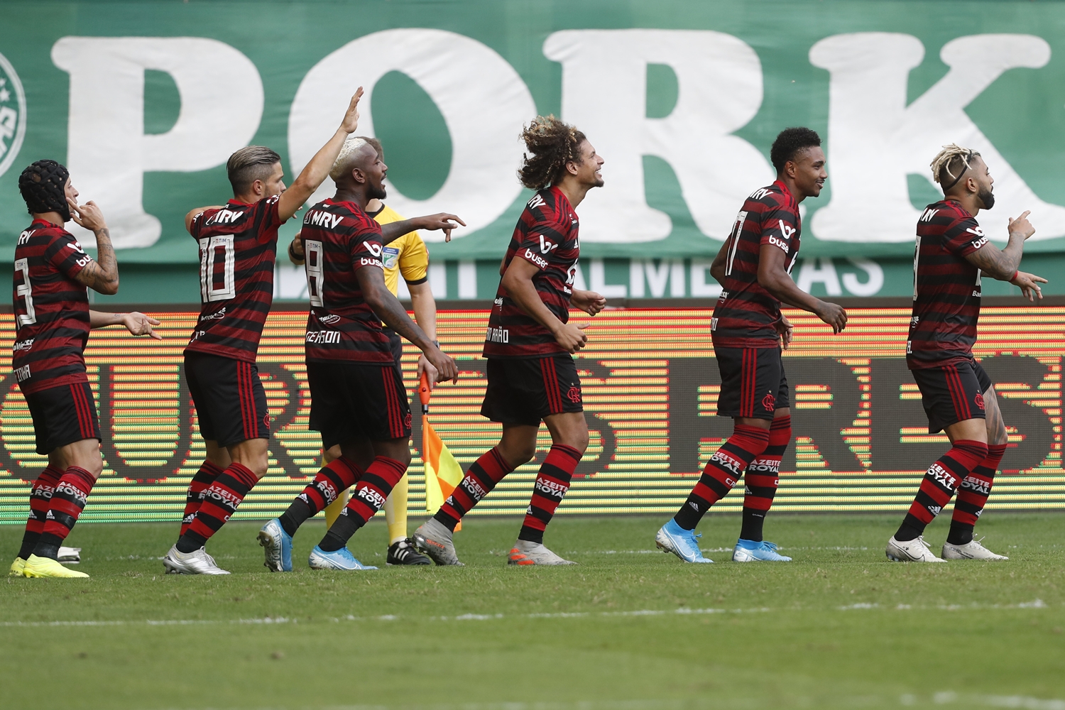 Flamengo atropela Palmeiras em jogo de torcida única no Allianz Parque