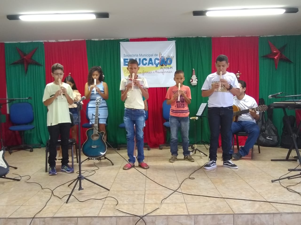 Alunos do Projeto Educação Musical apresentam recital natalino em Altos