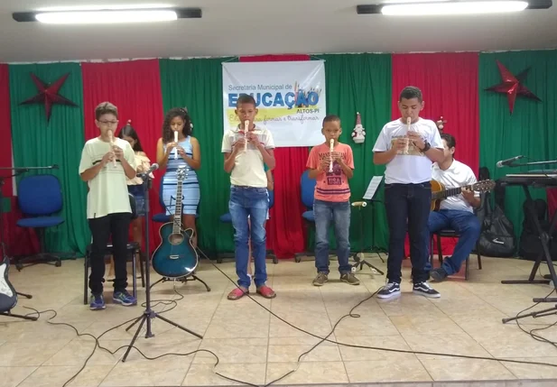 Alunos do Projeto Educação Musical apresentam recital natalino em Altos