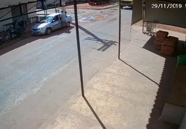 Câmera flagrou ação dos criminosos